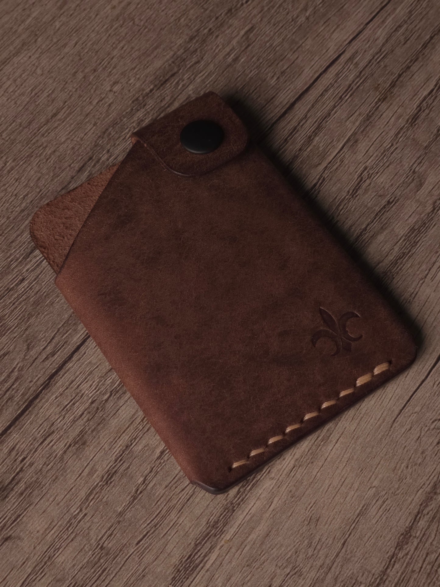Le Compact handmade leather wallet crafted from Italian Pueblo leather. color is dark brown.