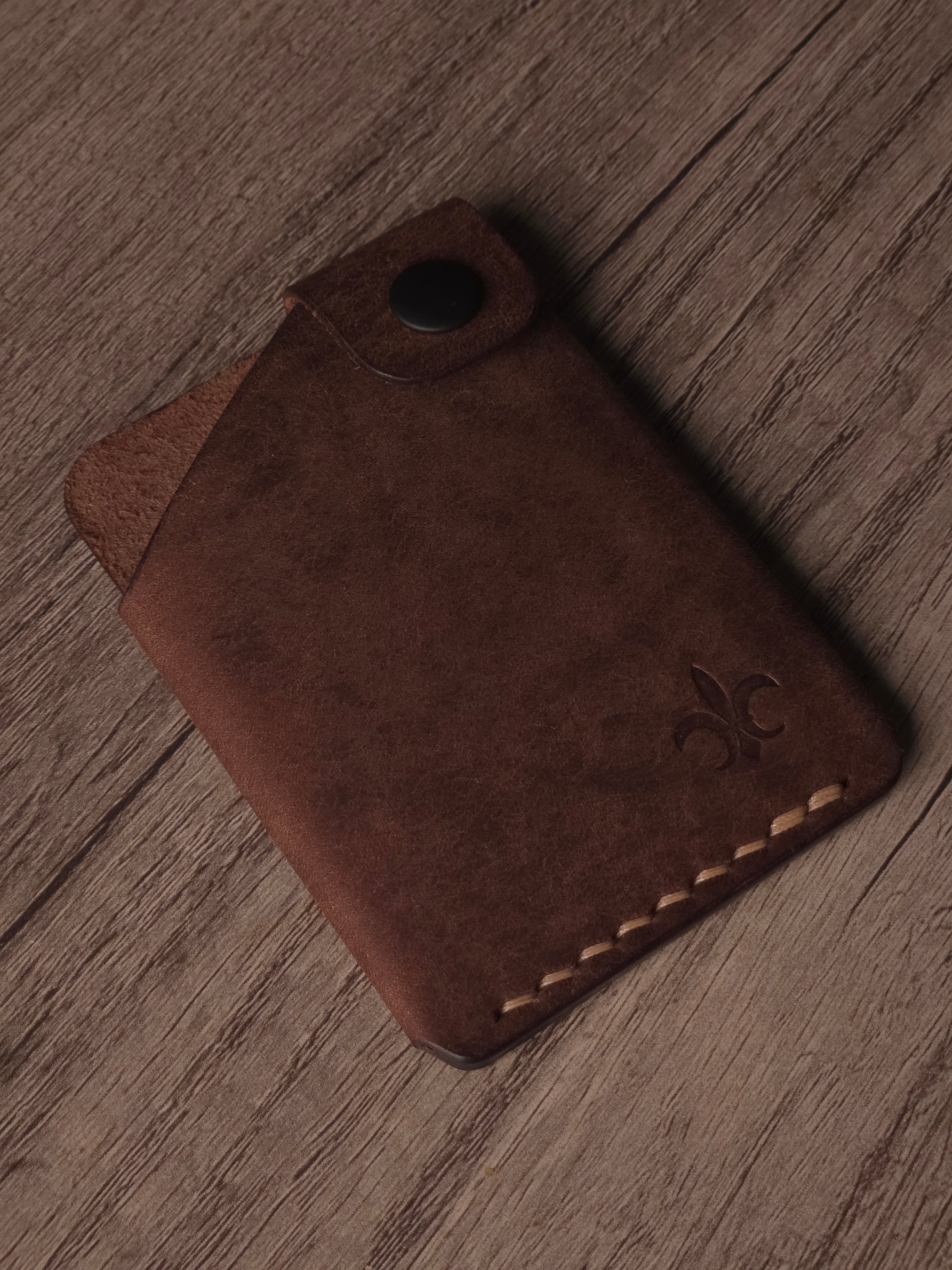 Le Compact handmade leather wallet crafted from Italian Pueblo leather. color is dark brown.