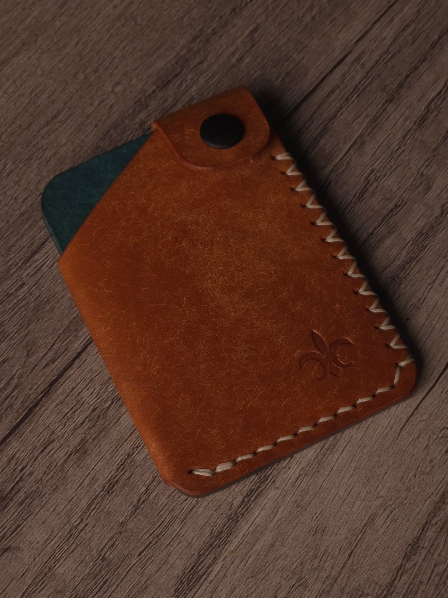 Le Patron handmade leather wallet crafted from Italian Pueblo leather.
colors are cognac & aqua.