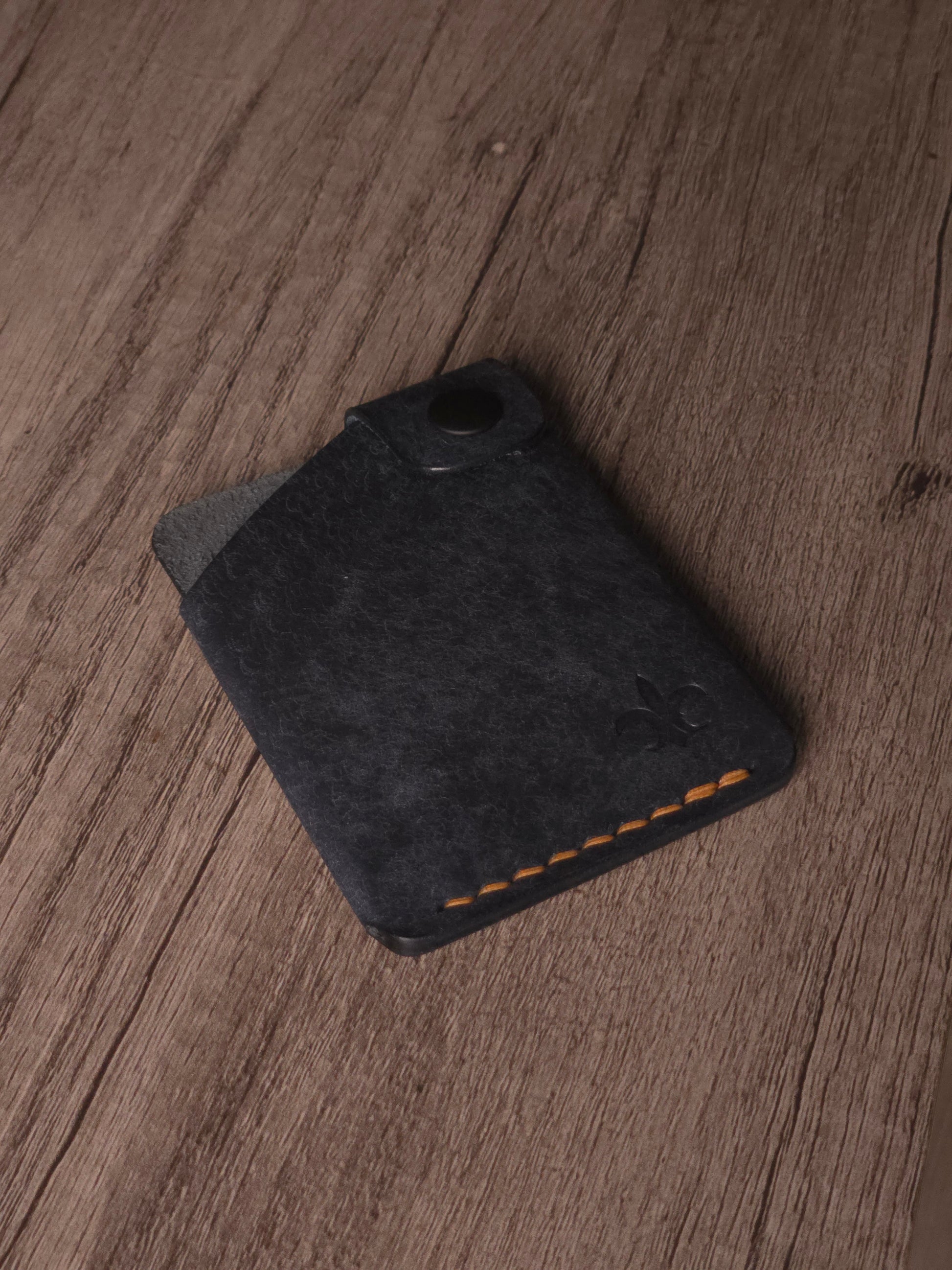 Le Compact handmade leather wallet crafted from Italian Pueblo leather. color is Navy.