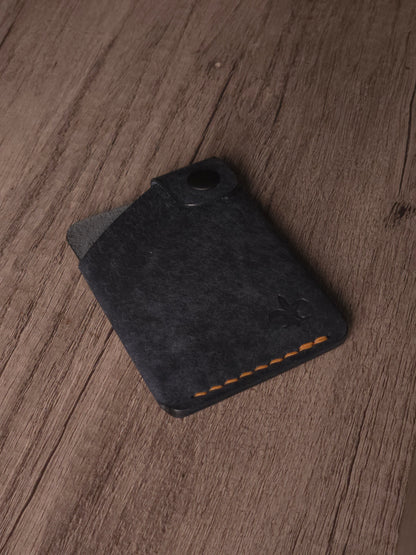 Le Compact handmade leather wallet crafted from Italian Pueblo leather. color is Navy.