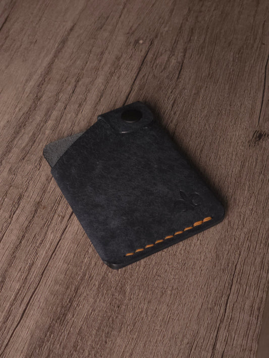 Le Compact handmade leather wallet crafted from Italian Pueblo leather. color is Navy.