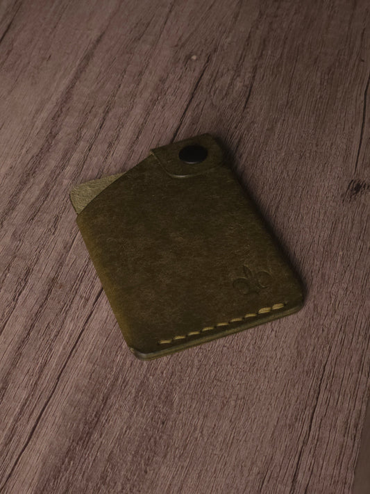 Le Compact handmade leather wallet crafted from Italian Pueblo leather. color is Olive.